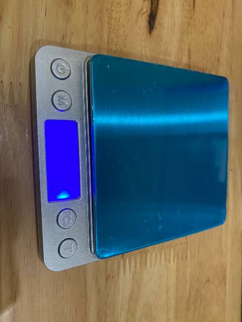 Mặt cân bị lỗi hay sao đó, nó cứ lỏng lẻo và lệch lệch. Hơn nữa k đặt gì lên cũng hiện số G. Shop có đổi sang cái khác được không? Chứ như vậy thì không thể sử dụng được.