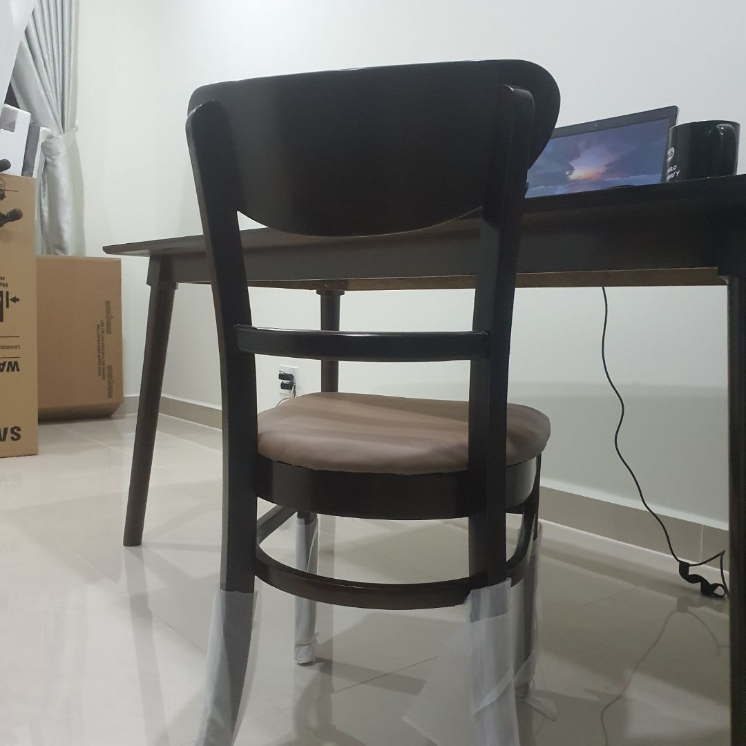 shipper nhiệt tình hỗ trợ lắp ráp. mình mua bộ 6 ghế nên mặt bàn lớn, phù hợp nhiều mục đích sử sụng. Hàng nhận được giống như hình quảng cáo.