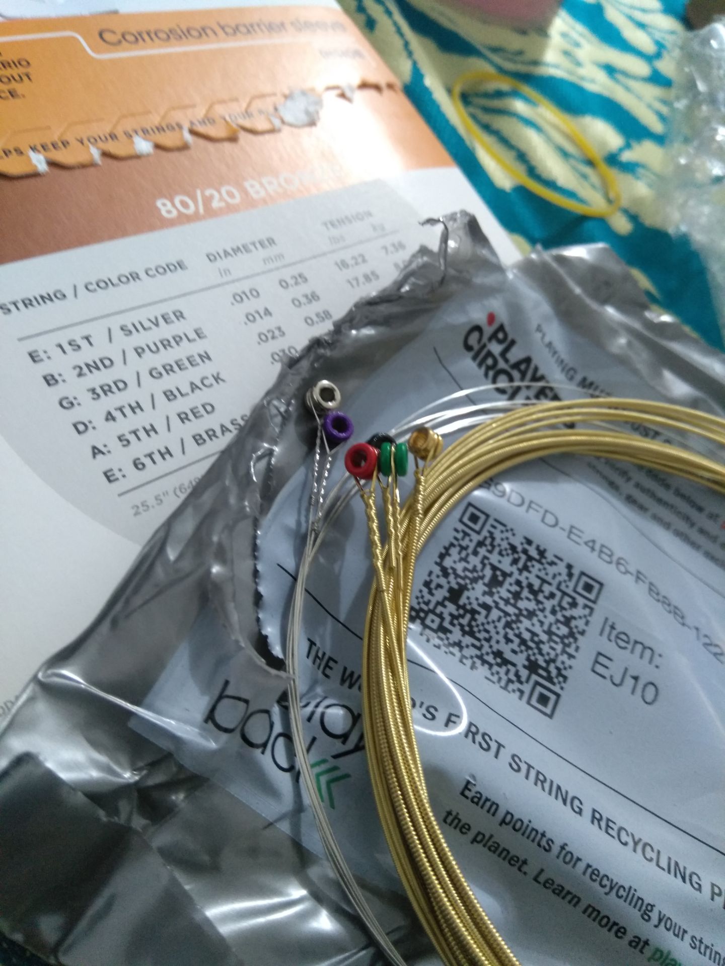 nhận hàng thì hộp bị móp méo chắc là do đơn vị vận chuyển họ làm và bên trong thì khỏi bàn, tiki luôn đóng gói rất kĩ nên mở ra không sao hết. 
Bộ dây đàn rất ok. Hình như là hàng của USA nên chất lượng rất tốt. âm thanh rất vang.
5* cho tiki