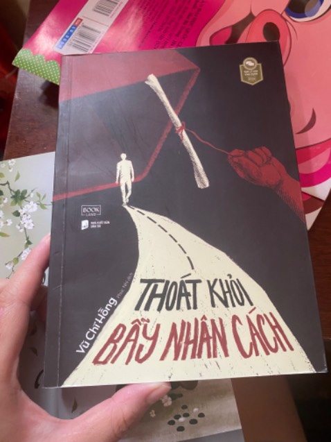 Mua sách mới, mà giao sách cũ, gáy bị gãy, xước tùm lum, trang sách thì bị rách. Quá thất vọng