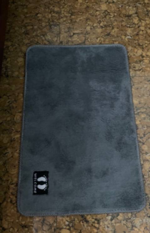 Thảm đẹp, dày dặn, lông nhiều, êm, mình nghĩ có khả năng thấm nước. Xứng đáng vs giá tiền ạ, nên mua nha., Thảm mình mua lần thứ 2 rồi. Mn nên mua ạ. Giao hàng nhanh. Nc là vs giá thì quá ok