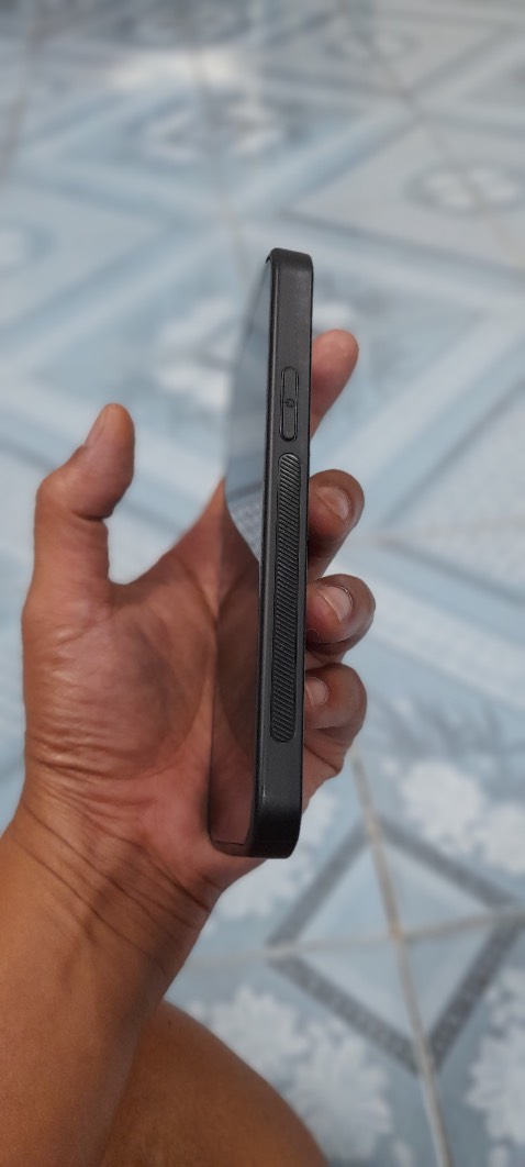 Ốp rất vừa khít 4 góc cạnh và mặt sau camera. Nút bấm nguồn và volume hơi cứng