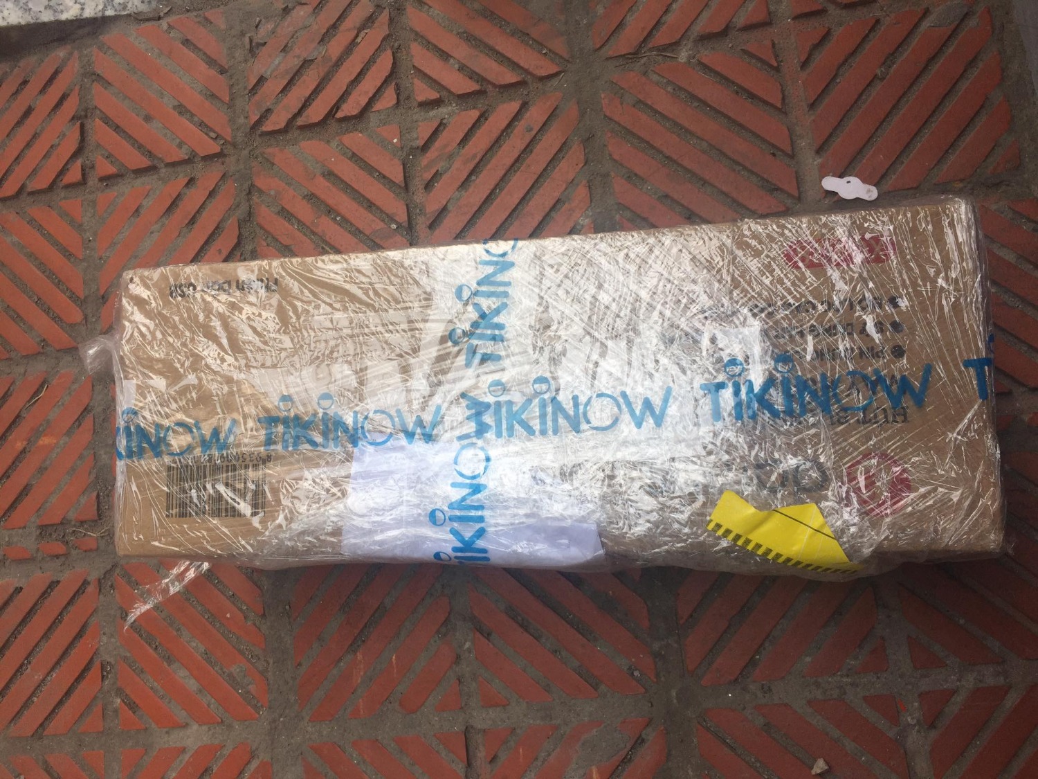 Sau khi ngó nghía tất cả các dòng máy hút bụi thì mình đã quyết định mua máy của shop, cảm giác đầu tiên là thấy hài lòng về lựa chọn của mình, 1 thương hiệu rất mới ở thị trường Damas, hình như chỉ mới đc 1-2 tháng nhưng sản phẩm rất tạo độ tin tưởng cho khách hàng. Vỏ hộp đc đóng gói cẩn thận, khéo còn dầy dặn hơn nhiều mấy hãng nổi tiếng như Deerma hay Rundong, máy được bọc 1 lợp chống va đập. Điểm để mình đánh giá shop tốt là có kèm phiếu bảo hành điện tử cho  khách hàng, rất tiện cho khách biết đc thòi gian bảo hành. Về sản phẩm, máy được kèm nhiều đầu hút, công suất tương đối mạnh, mẫu mã đẹp, máy nhẹ dễ cầm và sử dụng. Chốt lại là với giá hơn 300k để có 1 máy hút bụi đa năng như vậy thì rất đáng tiền ạ!