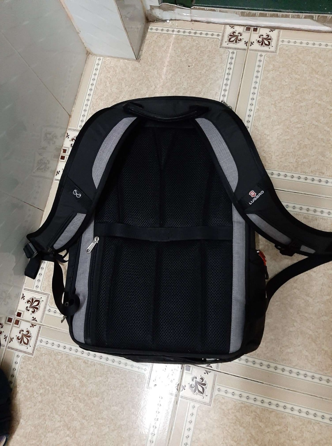 Chất liệu vải, dây kéo khá tốt, thiết kế rất phù hợp với laptop 17". Duy nhất 1 điều không hài lòng là không có dây trợ lực dưới bụng. Việc mang nặng sẽ hơi đau vai vì chỉ có 1 dây trợ lực trên. Nhưng vẫn cho 5* vì sản phẩm tốt.