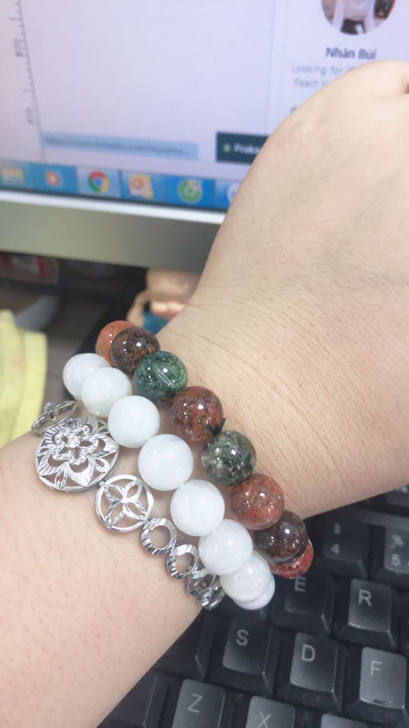 Minh da mua soi thach anh uu linh xong, quyet dinh mua luon soi vong da mat trang...deo cung luc 2 soi nhin dep hon...minh cung thay hen, may man sau khi deo...noi chung ung y