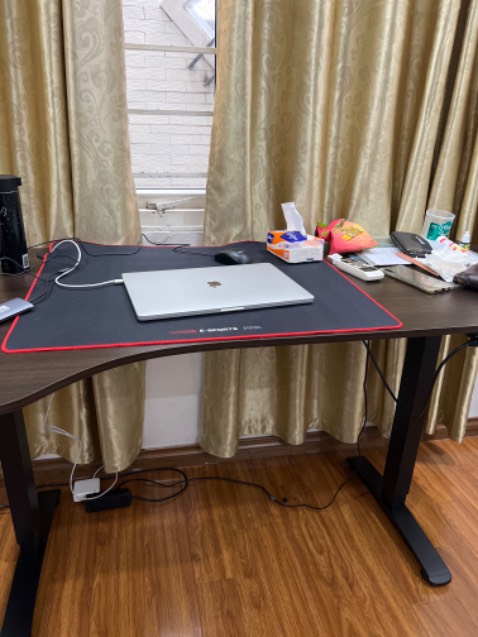 Bàn rất đẹp và rộng. Lên xuống trơn mượt. Ưng. Tuy nhiên chất lượng mặt bàn ko tốt lắm. Mới dùng một thời gian nhưng gỗ ép bị phồng. Bàn rất đẹp và rộng. Lên xuống trơn mượt. Ưng. Tuy nhiên chất lượng mặt bàn ko tốt lắm. Mới dùng một thời gian nhưng gỗ ép bị phồng.