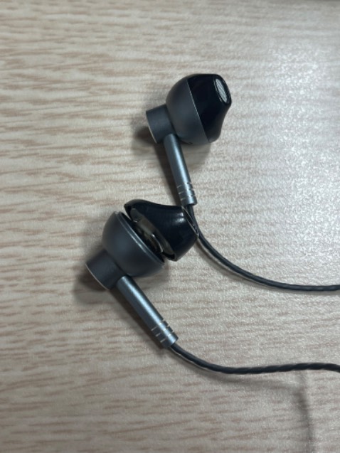 Tôi mua về vừa cho vào tai nghe xong bỏ ra đã thấy phần nhựa đen và xám của một bên tai tách rời nhau ra rồi. Chất lượng kém quá