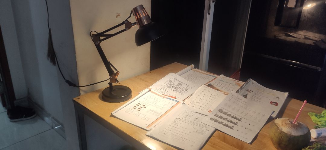 rất hài lòng, con trai mình có đèn mới nên thích quá, học được 1 mớ bài tập. Con trai út cũng thích, lôi cả lên giường nằm đọc sách