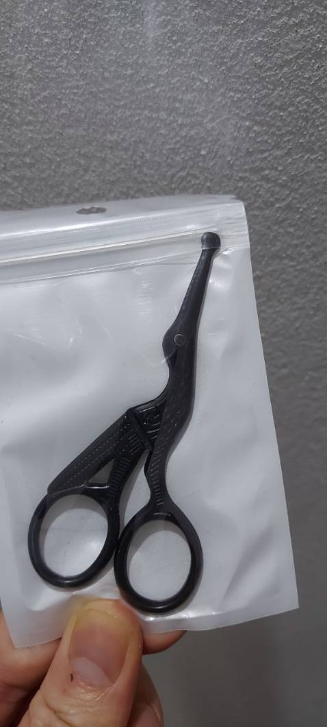 Giao hàng siêu nhanh.  Kéo nhỏ xinh, dùng tỉa lông mũi đúng chuẩn luôn. 5 sao.