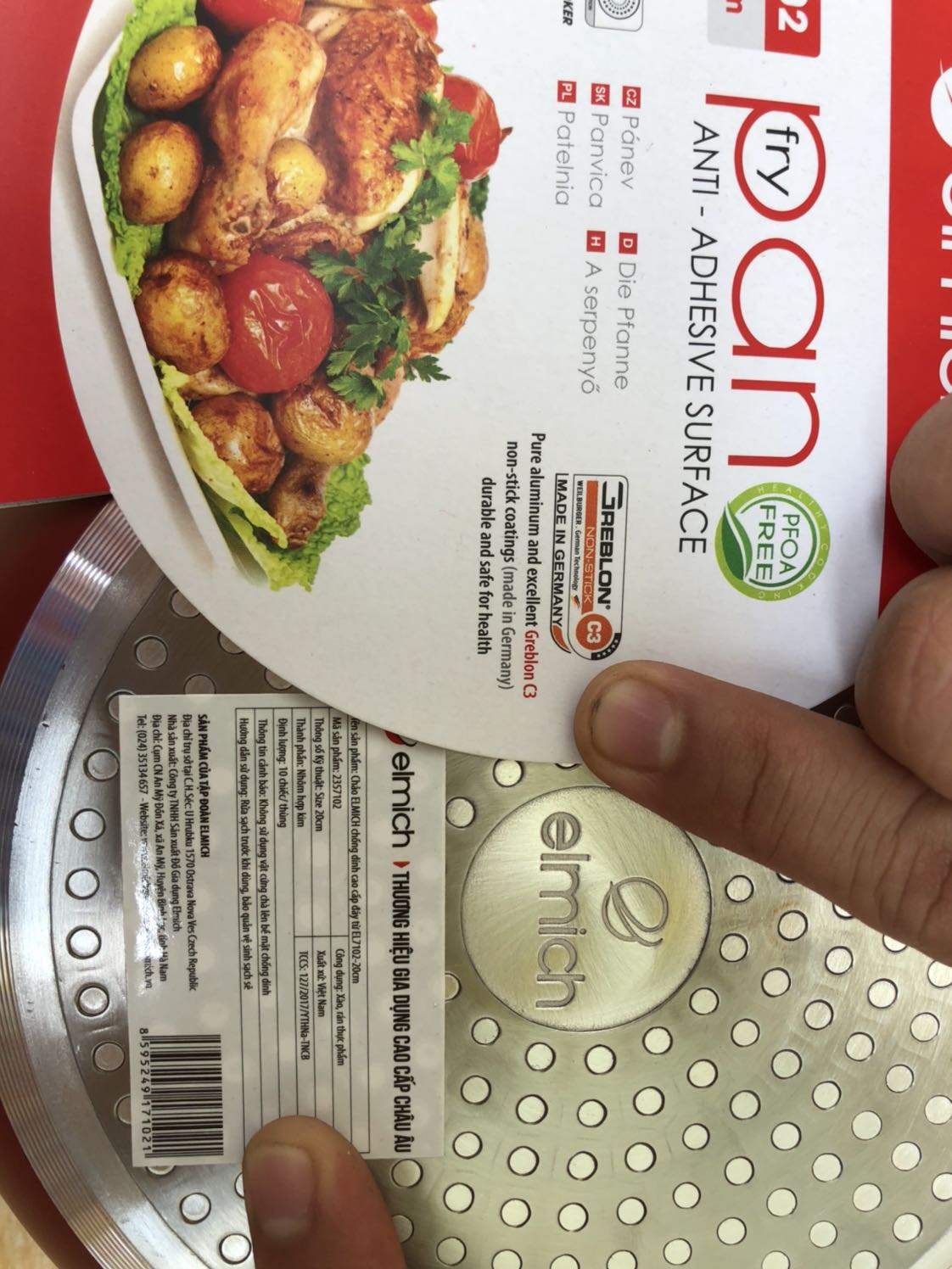 Đóng gói cẩn thận, hàng đẹp
Tuy nhiên các bạn cần lưu ý : hàng này làm tại nhà máy Elmech tại Hà Nam Việt Nam. Trên bao bì ghi lớp nhôm là "Made in Germany" - thông tin sản phẩm trên Tiki cũng có chữ này, gây hiểu lầm cho người mua.
Đề nghị Tiki sửa lại tiêu đề của đơn hàng, xóa chữ "Made in Germany" đi.