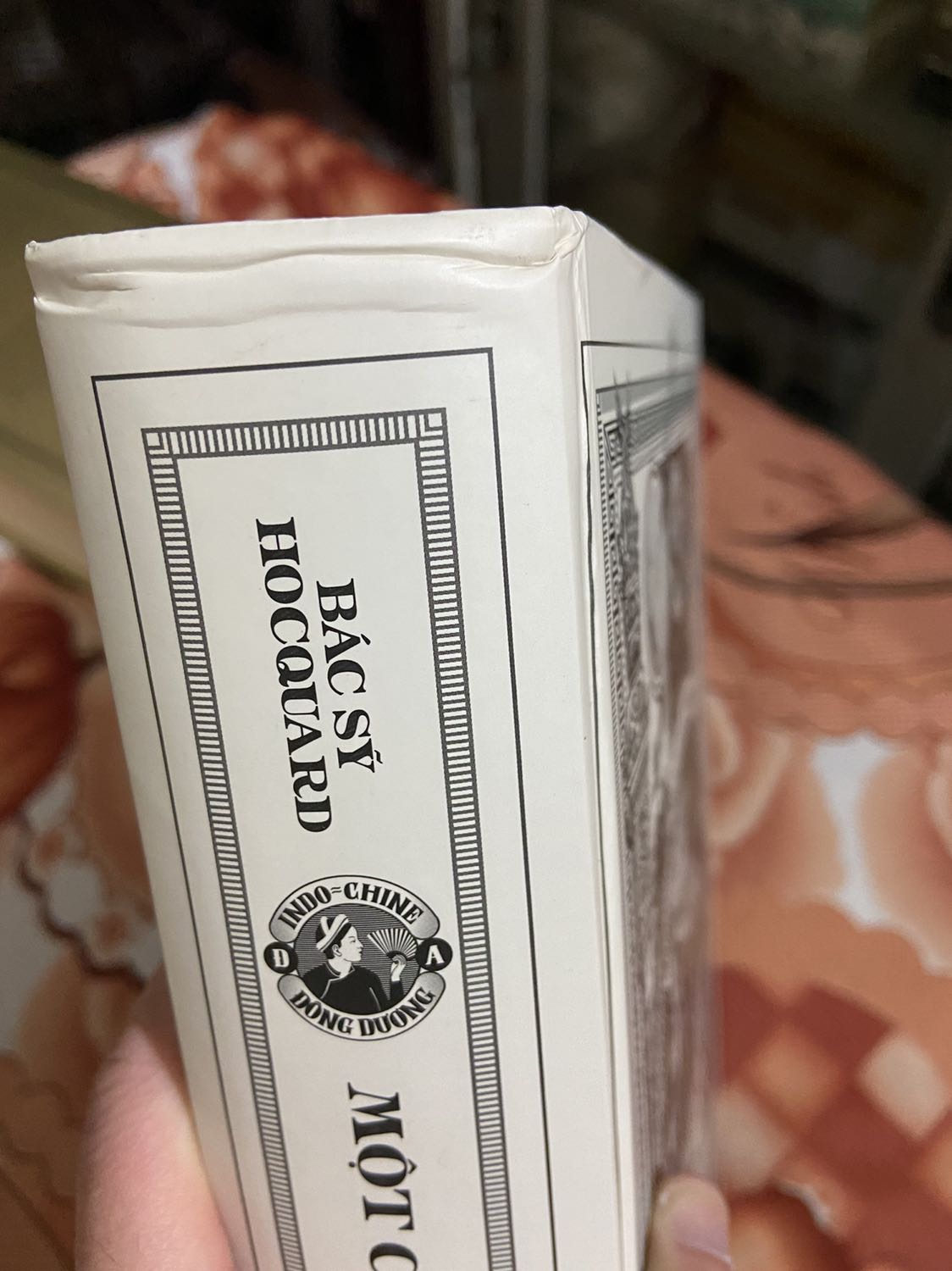 Bản đặc biệt mà kém xa bản phổ thông quá nhiều mà giá lại quá cao, quá xa vời ảo tưởng *** giá bán. Không ngờ mua sách giá cao dù đã được giá khuyến mãi áp mã ưu đãi nhưng để rồi nào ngờ chất lượng thấp, sách móp méo gãy dập, cong vênh. 

Tiki giao sách trong 1 cái hộp mỏng manh, sách dập gập đầu méo mó, giao hàng quá lâu. Không email thông báo giao hàng như mấy lần trước. KHUYÊN CÁC BẠN CHỈ MUA SÁCH SHIP NHANH 2H SÁCH VẬN CHUYỂN XA RẤT LÀ ĐÁNH CƯỢC MAY RỦI, HÊN XUI, ĐEN ĐỎ… NHẬN SÁCH BÓC HỘP RA MÀ NHÌN MẤT CẢM TÌNH - BỰC CẢ MÌNH… TIKI NÊN RÚT KINH NGHIỆM SÂU SẮC VỀ MẤY ĐƠN GIAO HÀNG XA MÀ NHẬN HÀNG GẦN NHƯ TỒI TỆ…

Bìa và hình ảnh trong sách tệ.