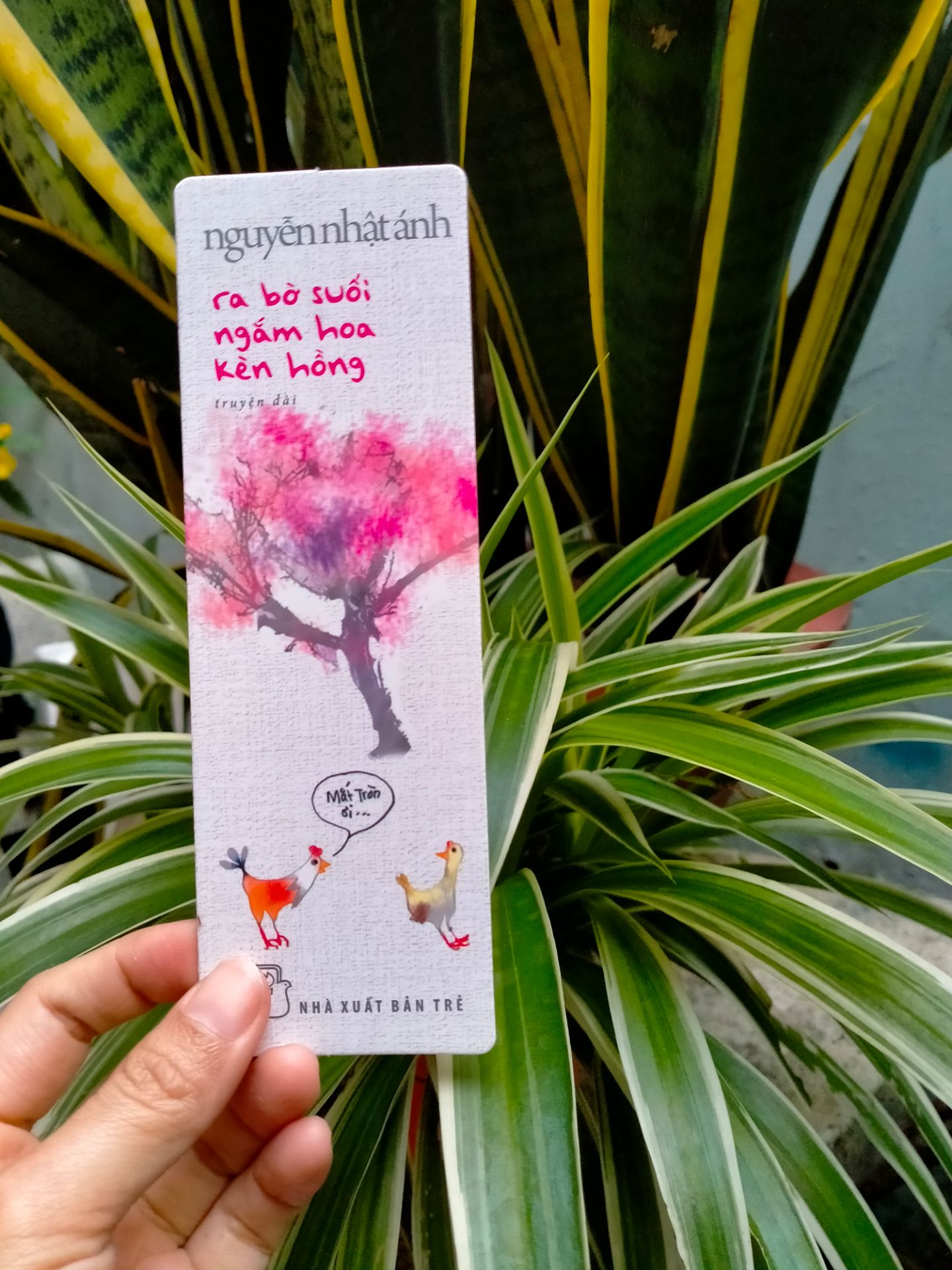 Sách rất đẹp, bìa và trang giấy láng mịn, màu sắc hài hoà. Mới đọc mấy trang thấy nội dung hay, nhẹ nhàng...rất thích cách kể chuyện của bác Ánh. Phần quà tặng đẹp, giá tuy cao nhưng xứng đáng không hổ danh bản đặc biệt.