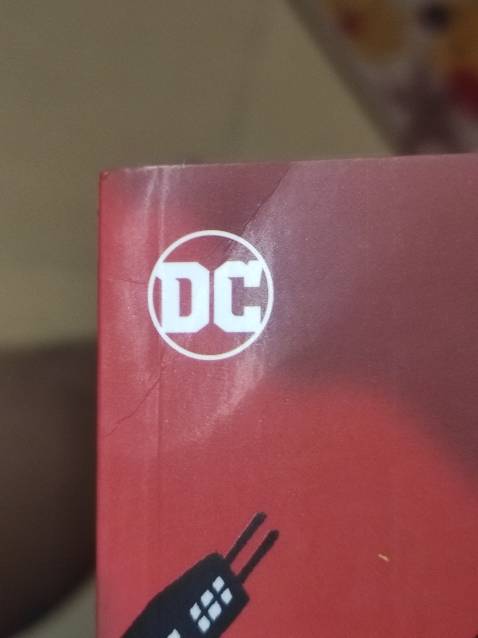 Đã coi Batman the animated series với chơi Batman Arkham nên quyết định mua đọc, giao hàng rất nhanh, chỉ có cái là truyện bị móp góc trái trên cùng nên hơi mất thẩm mỹ