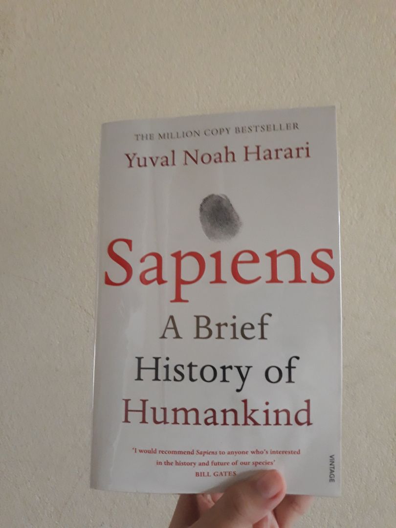 Mình mua 2 quyển phần góc sách đều bị cong nhẹ, và hơi bẩn nhưng vẫn chùi được. Kích thước sách: 20 × 13 × 4cm (cd × cr × cao). Được bọc kỹ càng, cẩn thận. Mình nghĩ giấy sẽ giống quyển Homo deus của nhà Fahasa, nhưng vẫn chỉ là giấy thông thường. In ấn rõ nét, nên nhìn chung vẫn ok