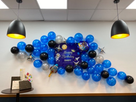 Mục đích sử dụng: Đầu tiên, bạn nên xác định mục đích của set bóng này. Set bóng phi hành gia có thể được sử dụng cho nhiều mục đích khác nhau, bao gồm mục đích giáo dục, trang trí, nghiên cứu khoa học hoặc thậm chí trong phim ảnh và truyền hình.

Thiết kế và mẫu mã: Bạn cần xem xét thiết kế và mẫu mã của set bóng phi hành gia. Điều này bao gồm màu sắc, hình dáng, chất liệu và các chi tiết khác. Thiết kế có hấp dẫn và phù hợp với mục đích sử dụng hay không?

Chất lượng: Đánh giá chất lượng của set bóng, bao gồm độ bền, khả năng chịu nhiệt, khả năng bơm hơi và bền vững trong thời gian dài. Chất lượng càng tốt, thì set bóng càng đáng giá.

Giá trị: Xem xét giá trị của set bóng phi hành gia so với giá tiền bạn phải trả. Có phải đây là một sản phẩm hợp lý về giá trị hay không?

Phản hồi từ người dùng khác: Đọc các đánh giá từ người dùng khác, nếu có. Những phản hồi này có thể giúp bạn hiểu rõ hơn về cách mà set bóng này đã được nhận định bởi người khác.

Mục tiêu cá nhân: Cuối cùng, đánh giá set bóng phi hành gia dài 50 ký tự dựa trên mục tiêu cá nhân của bạn. Nếu nó đáp ứng nhu cầu và mong đợi của bạn, thì nó có thể được coi là một set bóng tốt cho bạn.