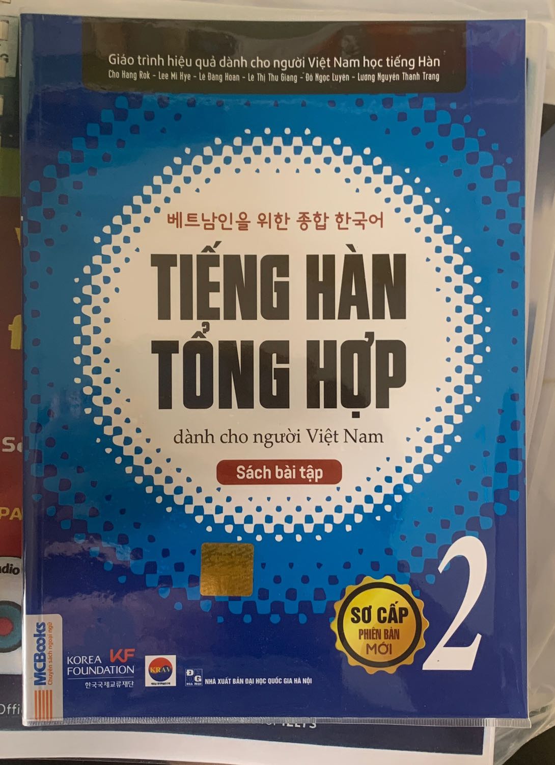 Sách được bọc Bookcare rất cẩn thận, gáy và mép còn nguyên, không bị lỗi in và nhìn rất mới nữa! Mình cứ tưởng đến tuần sau mới có sách mà ai dè Tiki giao nhanh quá trời nhanh luôn!