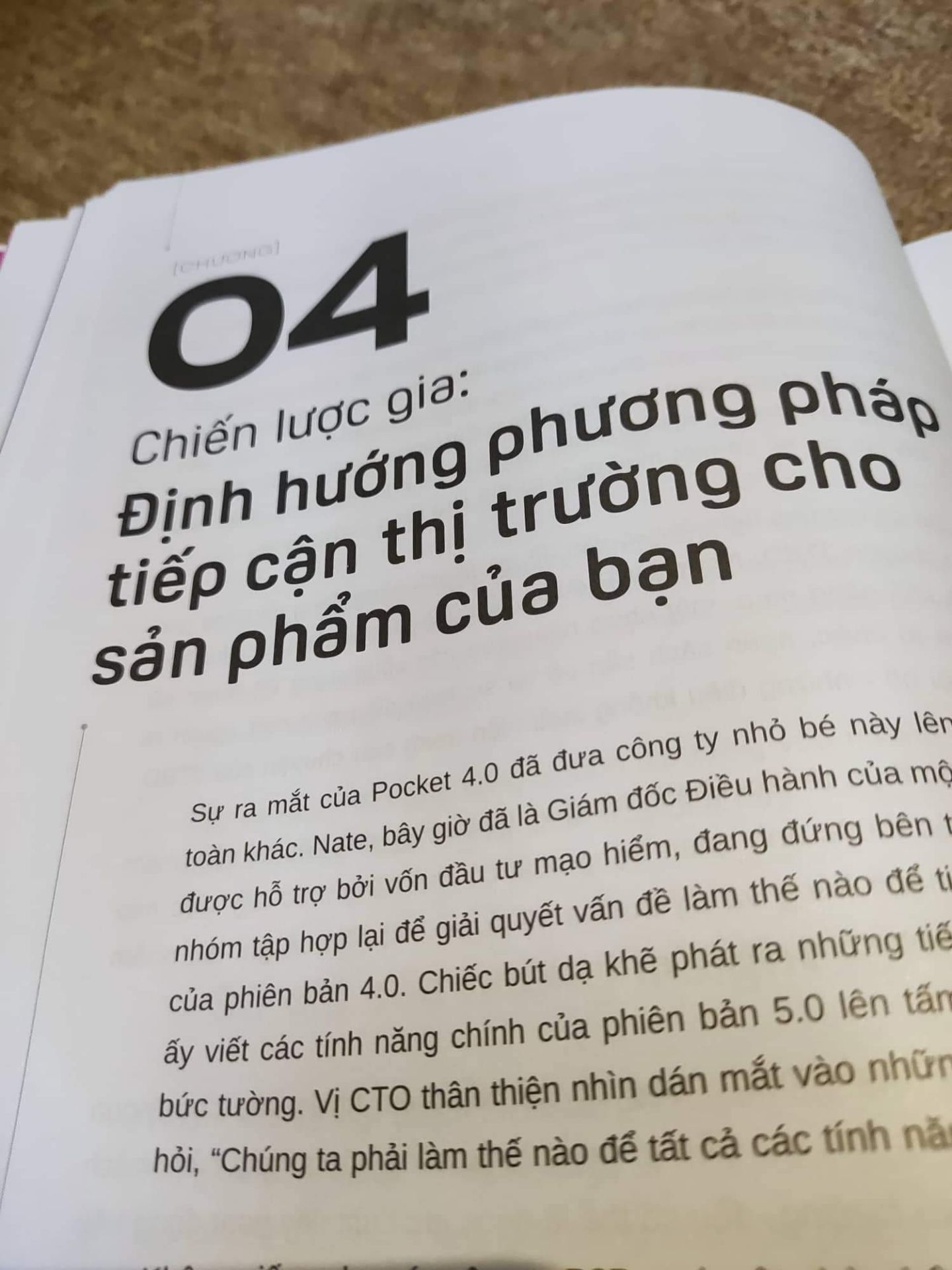 Đang muốn nhảy việc sang công ty cn vì thấy cơ hội pt tốt mà tìm mãi không thấy có cuốn sách hay khóa học nào nói về chủ đề MKT cho các sản phẩm công nghệ. Ngành hot mà sao ít thông tin thế không biết :((

Cuốn này hay lắm nha mọi người, ai làm MKT tại công ty công nghệ rồi thì không nói nhưng với người mới như mình thì học được rất nhiều từ Loved. Kiến thức bao quát từ các nguyên tắc cơ bản của mkt đến cách xây dựng team mkt, cách làm việc với các bộ phận khác, rồi cách launching sp, định vị sp,... đặc biệt là dành cho sản phẩm CN.

Không phải cứ ốp kiến thức MKT thông thường là thành công đâu nhé :((