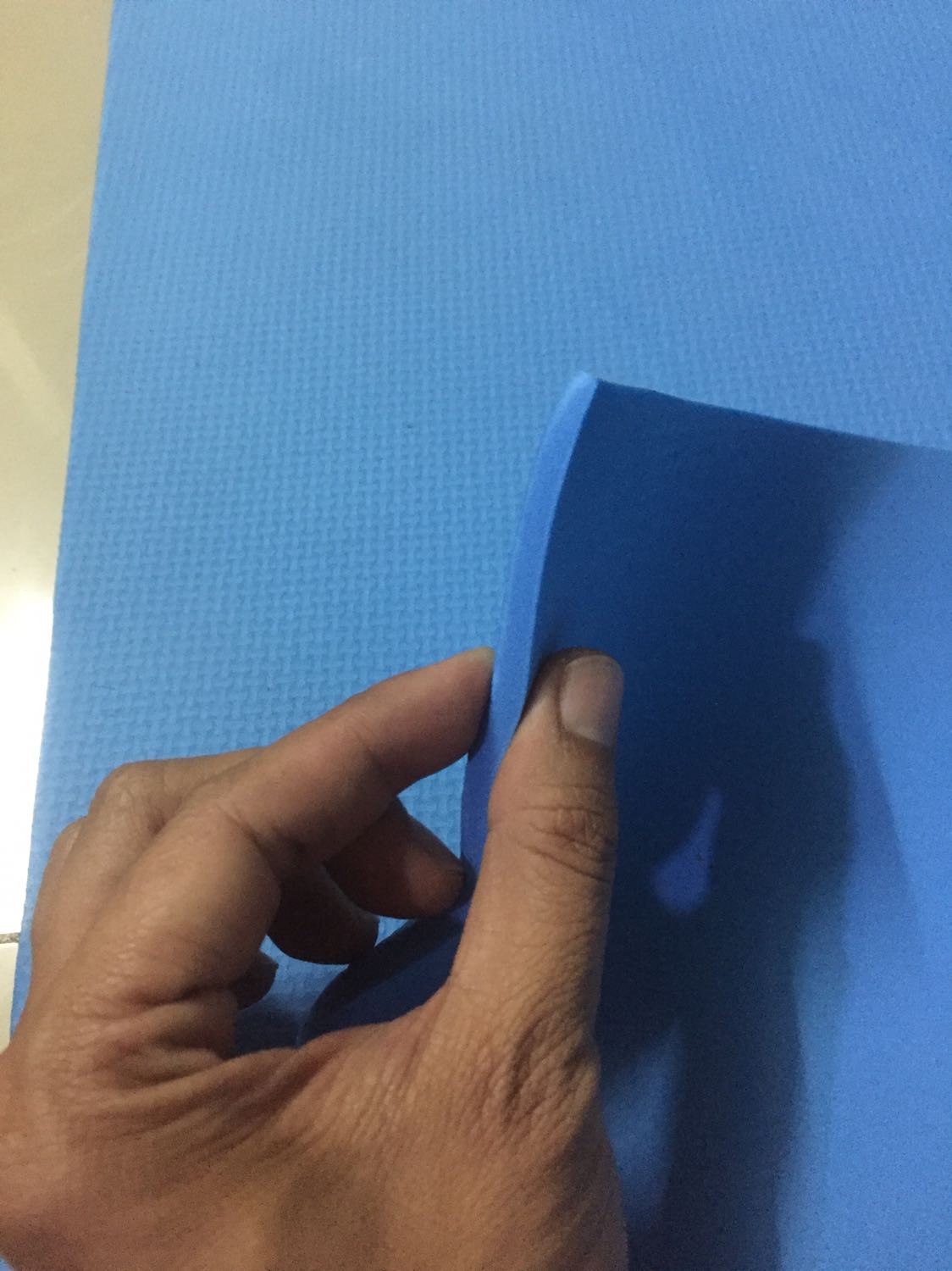 Thảm mỏng, không chất lượng, không hài lòng.