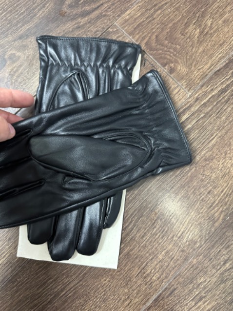 Găng tay đẹp quá. Đeo vào tay rất đẹp, chống nước tốt, đường may đẹp, chất lượng sản phẩm rất tuyệt vời, năm sao cho chất lượng sản phẩm. Shop tư vấn nhiệt tình giao hàng rất nhanh. Mẫu mã rất đẹp 10/10 nhé. Mọi ng nên mua sản phẩm này. Shop rất uy tín