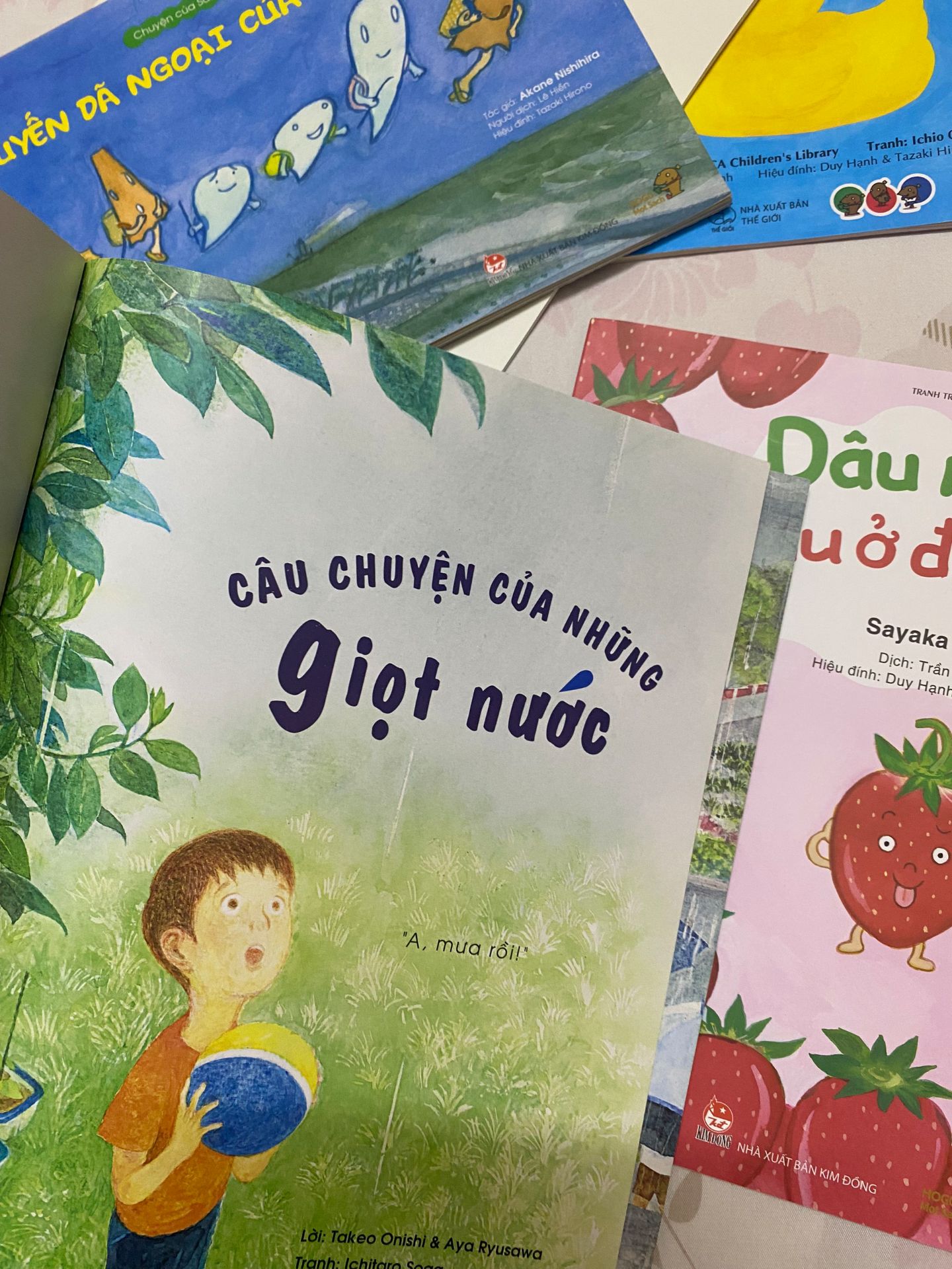 sách rất hay, cả 2 bạn nhà mình đều thích sách bên này. Cốt truyện đơn giản phù hợp với con, lồng ghép những kiến thức khoa học dễ hiểu