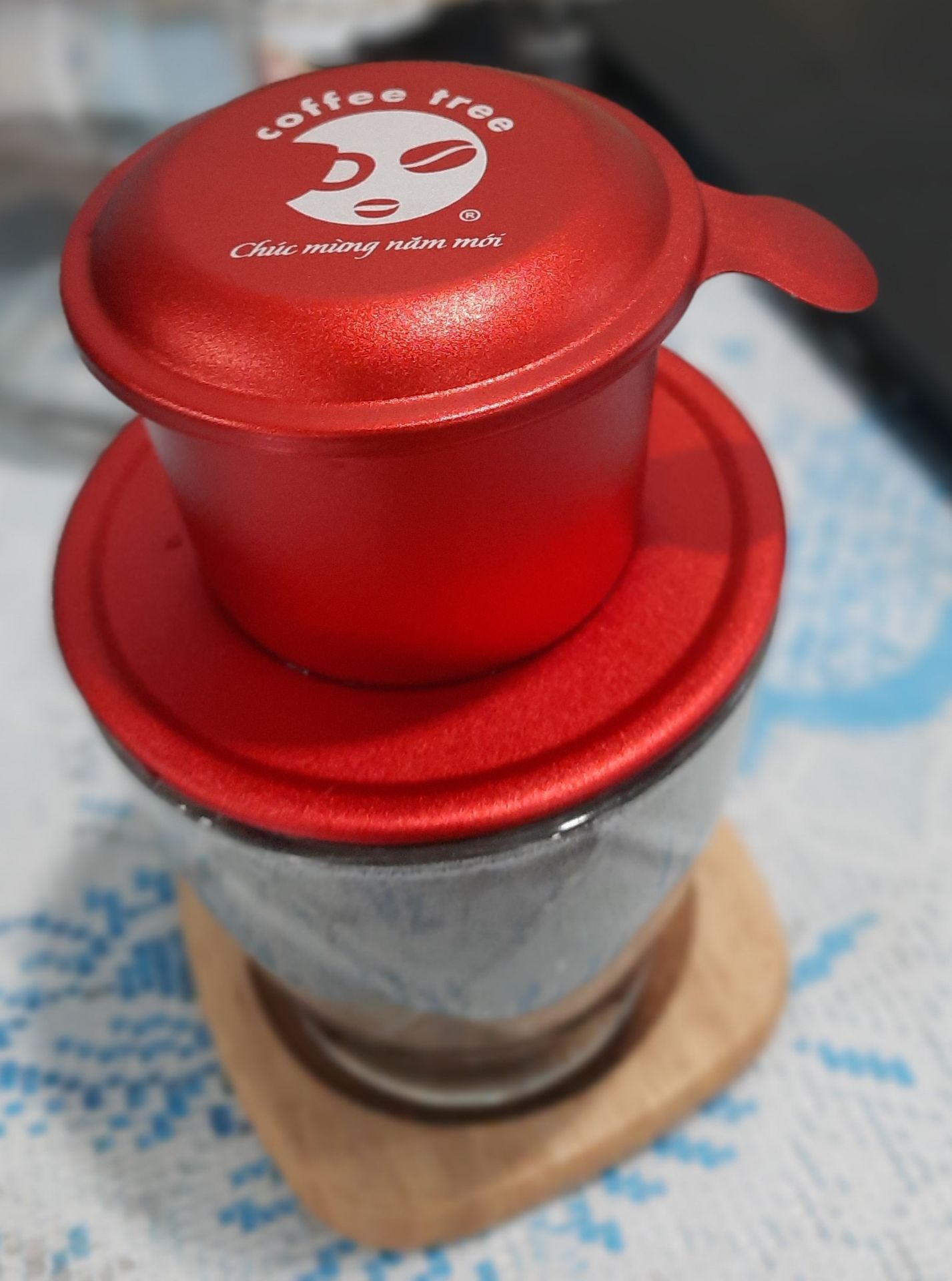 Caffee có mùi thơm, vị chua đúng chuẩn arabica, mình uống thấy khá là ngon. Phin được tặng rất đẹp, không hôi mùi nhựa.