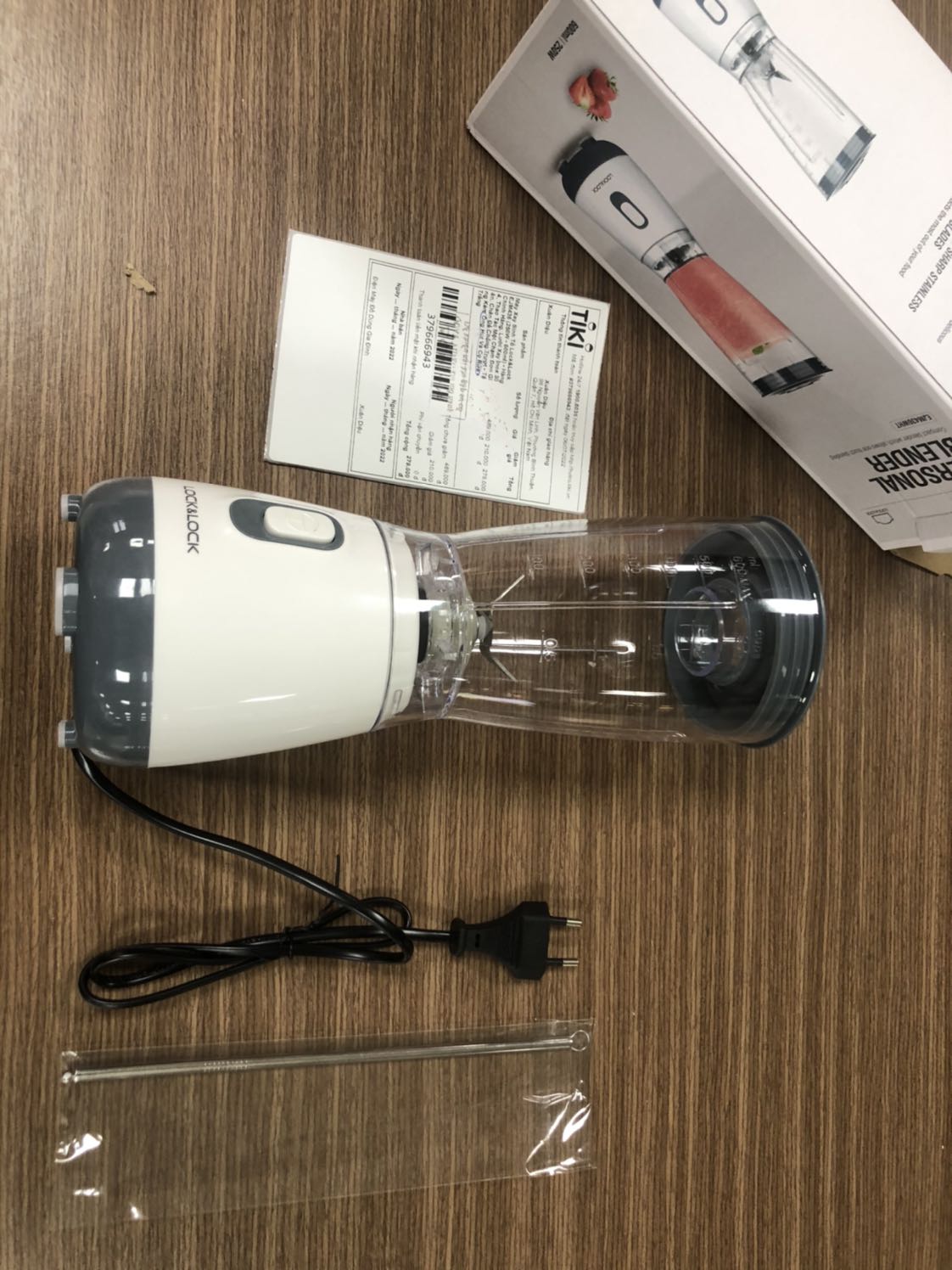 Vừa mở thử thì giao nguyên kiện, giao nhanh hơn dự kiến 3 ngày, hàng mới, *** điện ok, ko ồn lắm. Còn bền hay ko chưa biết. Nhưng hiệu lock&lock cũng ok . Máy nhỏ gọn gàng