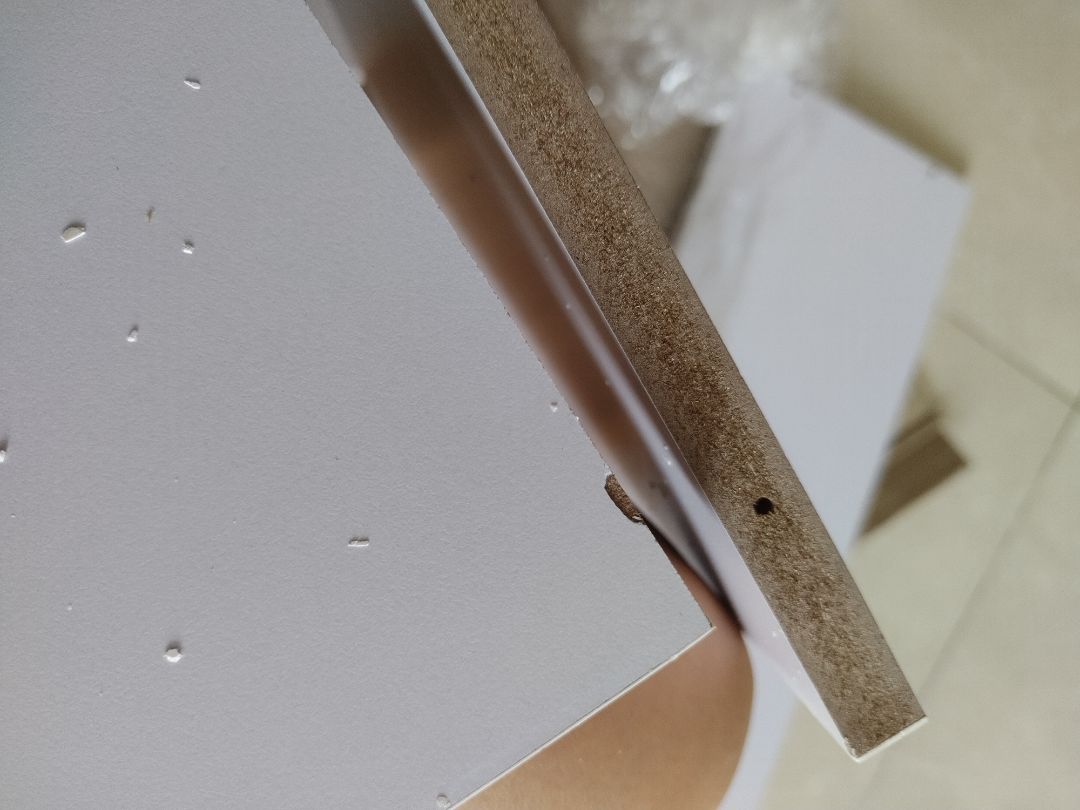 Đóng gói cẩn thận. Giao hàng nhanh hơn dự kiến, nhưng shipper lúc giao hàng thì lại bài cũ "anh gọi em 5 cuộc mà toàn thuê bao" trong khi trước đó vẫn liên lạc bình thường. Vì để ở sảnh chung cư cũng ổn nên mình không muốn làm rõ.
Kệ 2 tầng cao hơn so với kì vọng. khuyên các bạn nên không cần thiết thì mua 1 tầng thôi.
Khung chắc chắn, dễ đóng. Lỗ đục hơi lệch nên có dư ra chút xíu. Lúc đóng gói có "trang trí" thêm nhiều mùn cưa nên phải lau chùi thêm. sứt mẻ đôi chút nhưng không đáng kể. Giá ổn.