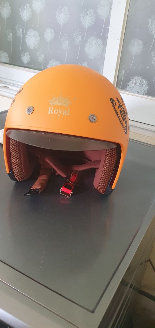 Mũ đẹp trên sự mong đợi, quai mũ chắc chắn, đội rất êm do có lớp lót . Tôi rất hài lòng với sản phẩm.