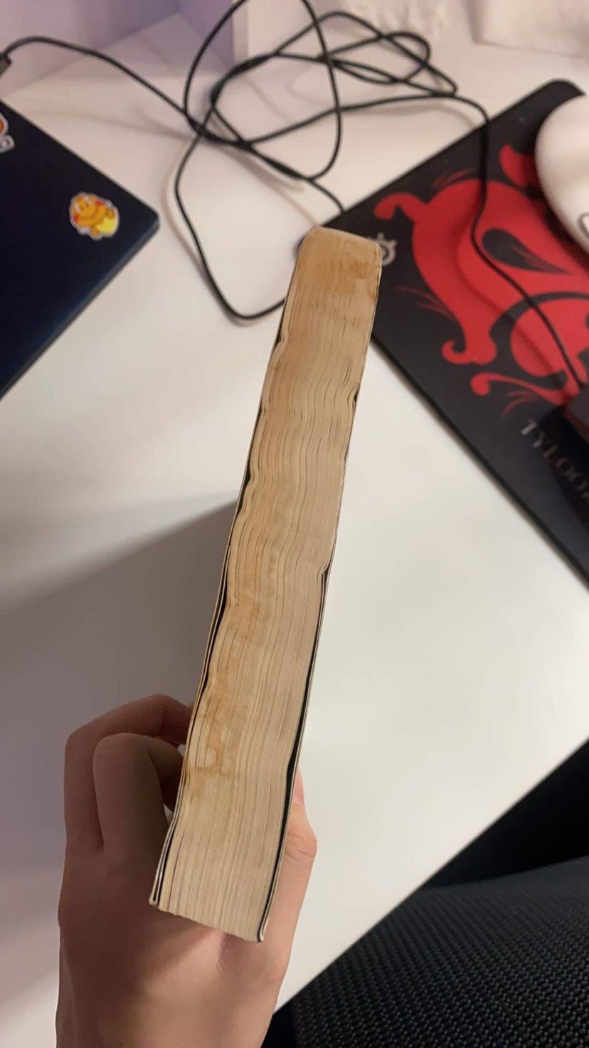 Tình trạng sách rất tệ, như là sách cũ và bị dính nước khiến cho phàn trên của sách bị ố vàng. Rất không hài lòng với lần giao hàng này của Tiki. 2/4 cuốn sách trong đơn mình đặt bị thế này.