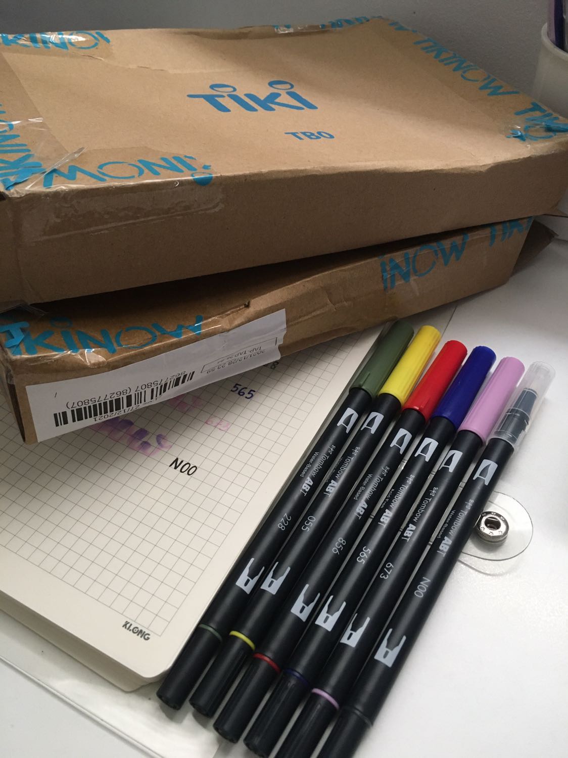 Bút đẹp, viết êm, giá rẻ 35k, đóng gói cẩn thận, bị bụi vài cây ở ngoài nhưng không sao 💯💯💯