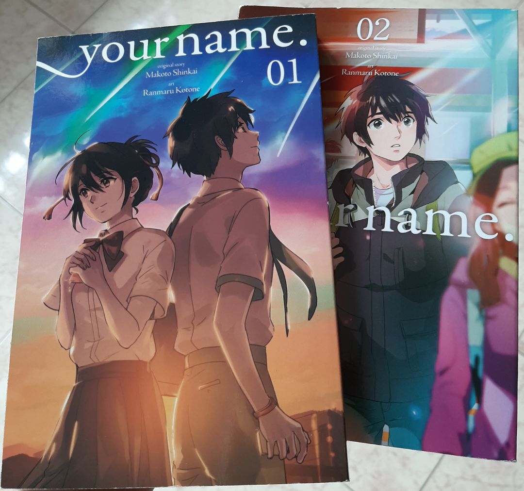 Mình mua cả 2 cuốn truyện khi đang sale 50% nên cảm thấy không quá mắc, chứ với giá gốc mà chỉ có muốn truyện tranh mỏng thì cảm thấy khá tiếc tiền.
Cuốn truyện mình nhận đc không mới lắm, nhưng nhìn chung vẫn ổn nên mình vẫn cho 4 sao. Mình mong chờ cuốn 3 sớm đc giảm giá để mình tậu đủ cả bộ.
Về nội dung thì mình thấy ổn nhưng chắc chắn không hay bằng truyện chữ rồi. Ai muốn bắt đầu tập đọc tiếng Anh thì nên mua :)