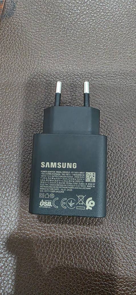 Tôi sử dụng thì thấy ổn, sạc nhanh. Nhưng vừa rồi báo Thanh niên có đăng các trang Thương mại điện tử bán *** nên tôi mong muốn shop chia sẻ cách kiểm tra hàng chính hãng