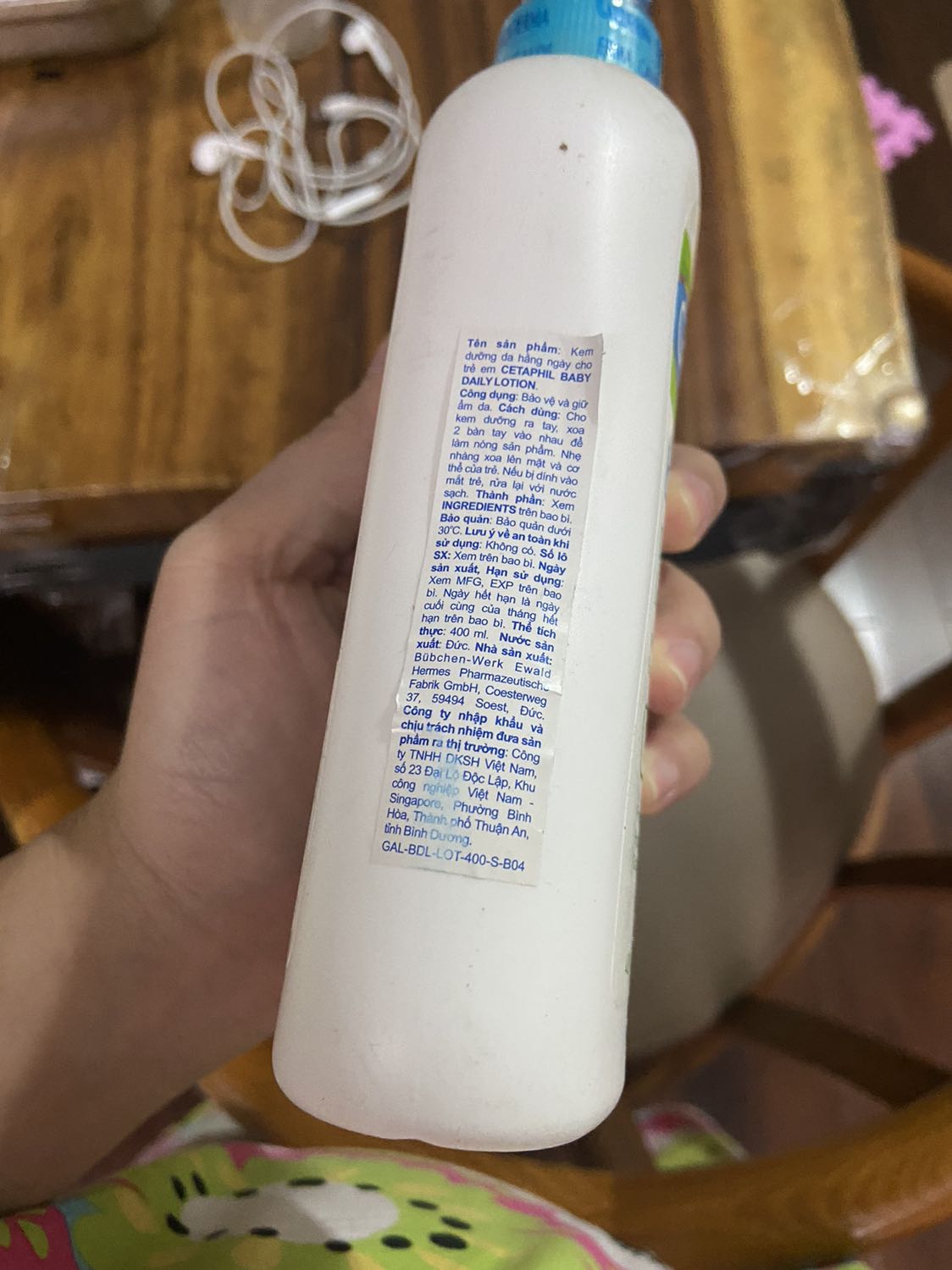 Chai mình nhận được hơi bị dơ nhưng mà mình đoán do kho dơ thôi. Kiểm tra hạn sử dụng thấy đến 2023. Mình chưa bóc tem để kiểm tra kem bên trong nhưng do review của mọi người ok nên mình nghĩ chắc cũng sẽ không sao. Chai mình nhận được hơi bị dơ nhưng mà mình đoán do kho dơ thôi. Kiểm tra hạn sử dụng thấy đến 2023. Mình chưa bóc tem để kiểm tra kem bên trong nhưng do review của mọi người ok nên mình nghĩ chắc cũng sẽ không sao.