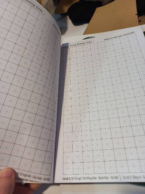 Giấy dày và mịn. Mình viết bút mực nước nhưng mặt sau giấy ko bị lem qua hay hằn vết mực qua.