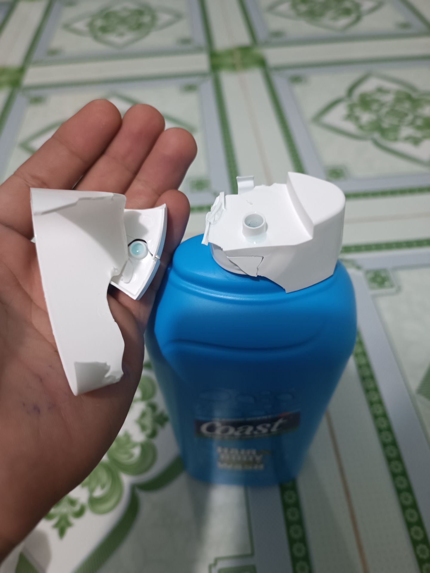 giao hàng cực nhanh, dùng tốt, thơm, cảm giác sạch. đóng gói hộp kỹ nhưng phần nắp ko bọc mút cẩn thận, bể tan tành. mình là người dễ tính nên vẫn cho 4 sao