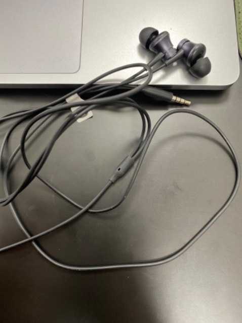 Đeo vô nghe nhạc ko biết thế giới bên ngoài ra sao luôn, tốt trong tầm giá.