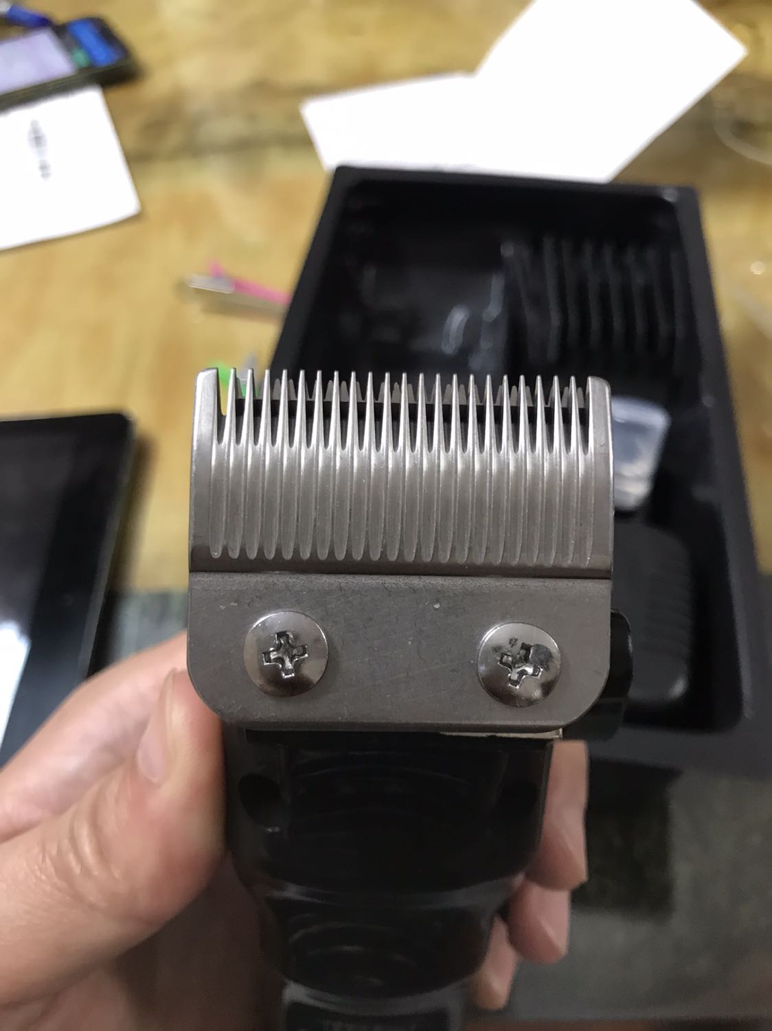 Máy cầm chắc tay, khá là khoẻ, ko quá ồn. Lúc minh mới nhận về thì 100% pin. Cắt một cái đầu tốn khoảng 7-10% pin.
Đáng mua.