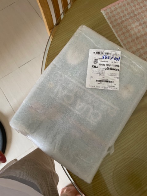 Đóng gói chán quá, cái bọc xốp xốp kia k đủ bền làm sách bị hằn 1 vết như hình
Cứ nghĩ sách có seal ai ngờ không có
Trót bóc ra, ngại đổi trả nên thôi. Sau sẽ tránh nhà bán này ra