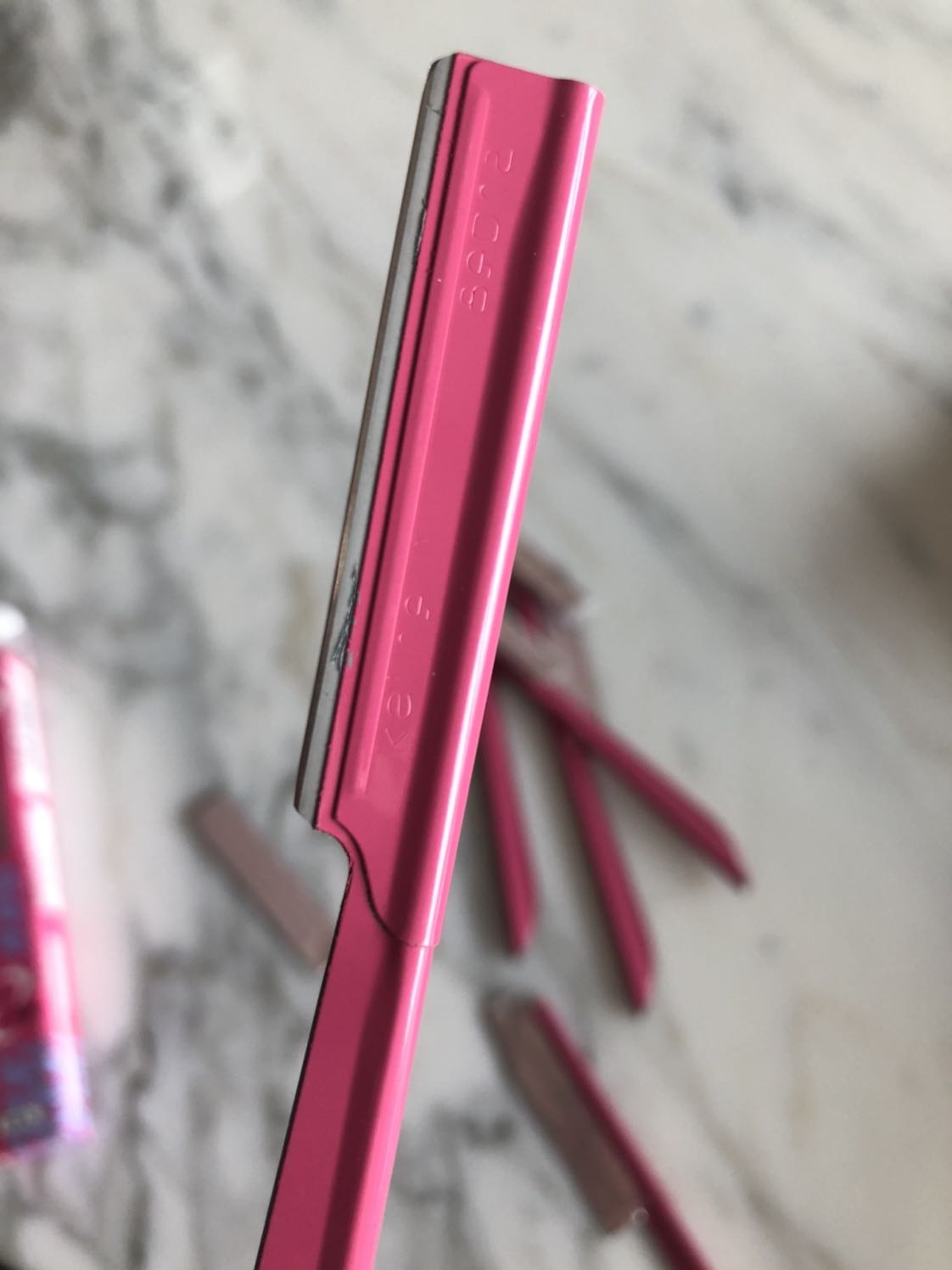 Quá thất vọng, dao k có nắp nhựa đậy như hình mà chỉ có miếng keo dán bọc lưỡi dao, có dao đã xài rồi còn dính lông trên lưỡi, m muốn trả hàng