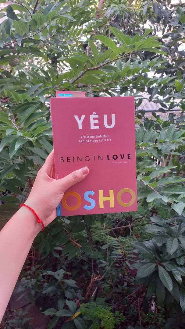 Review về một chiếc sách khá khó đọc và nhiều thật nhiều những điều hoàn toàn mới lạ về chủ đề muôn thuở - Love ❤

Không phù hợp với những bạn theo sỳ-ty-le quá ư nghiêm túc. Cần rất nhiều khiêm nhường, cởi mở, can đảm cũng như những trải nghiệm thú vị trong tình yêu thì hãy đọc nha. Nhưng một khi đã bắt sóng được với Osho hẳn bạn cũng có một cái gu thật lạ.

Trích một đoạn:" Để yêu mà không chiếm hữu, để yêu mà cho phép người khác được hoàn toàn tự do, thật sự là một thành tựu vĩ đại. Chỉ khi đó, bạn mới trải nghiệm được tình yêu và hương thơm của nó."

Chúc bà con thật nhiều yêu thương.
Yêu trong tỉnh thức- Gắn bó trong niềm tin