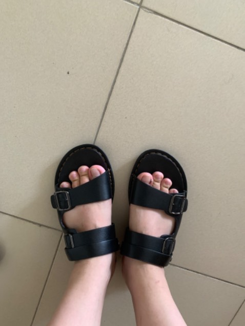 Thiết kế đẹp, nhìn form lên rất chuẩn, êm chân. Dép mềm nhưng k bị mất form.
