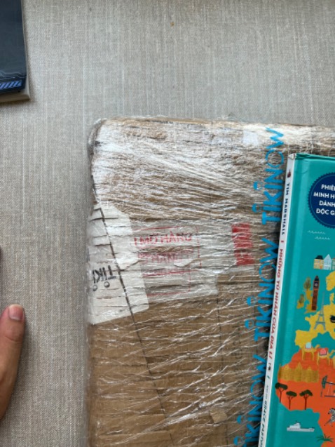 Sách đắt tiền mà Tiki lại giao trong bao nilon nên móp gáy, rách gáy luôn. Rất bất ngờ vì trước giờ Tiki giao sách trong hộp giấy mà còn có lót kỹ nhưng lần này lại đóng gói cẩu thả làm hư sách!