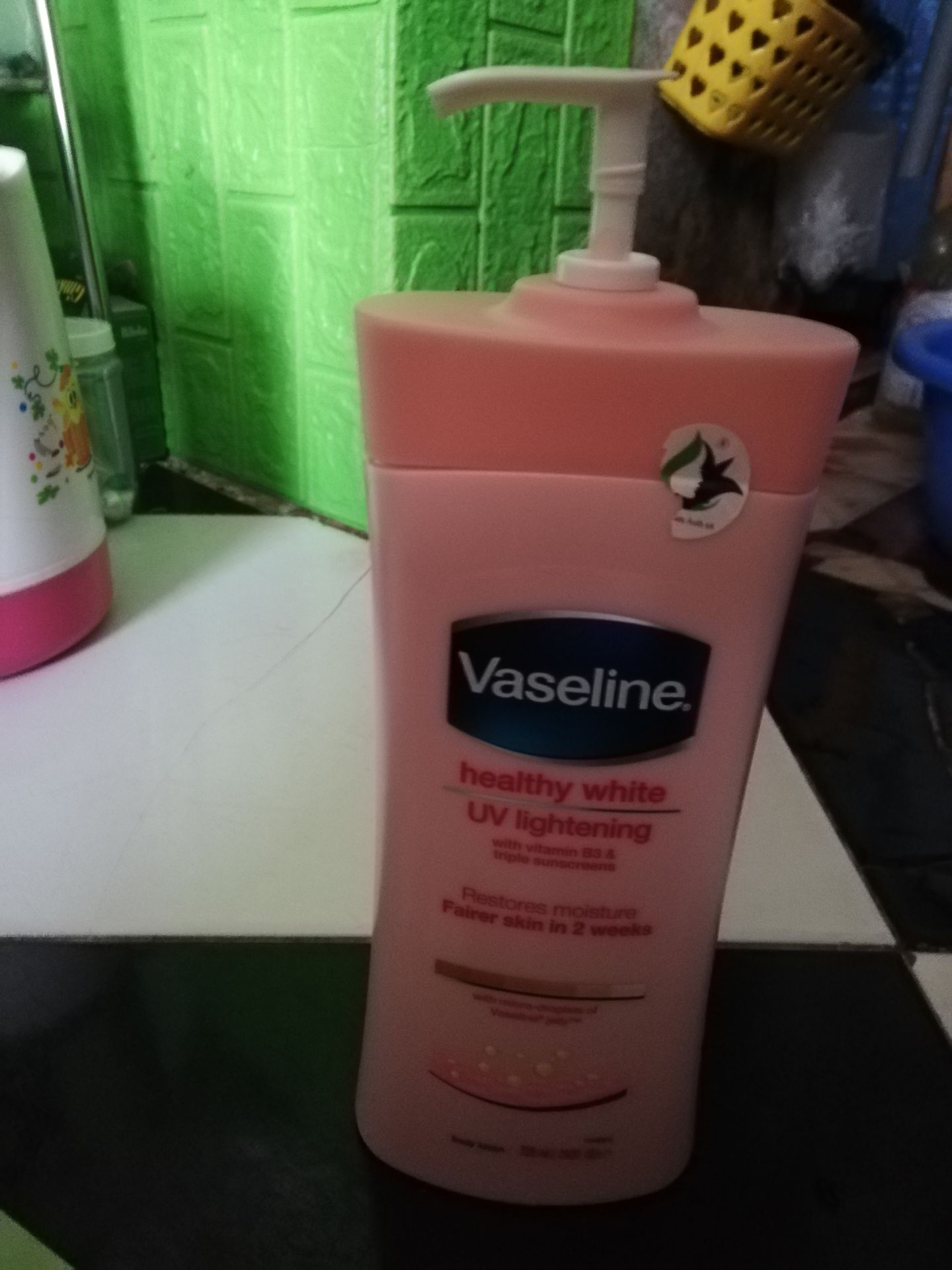 Gói hàng cẩn thận, được tặng kèm mask mặt trà xanh, chai bự lắm luôn. hương nhẹ ,thoa k bết rít, thấm trong tích tắc