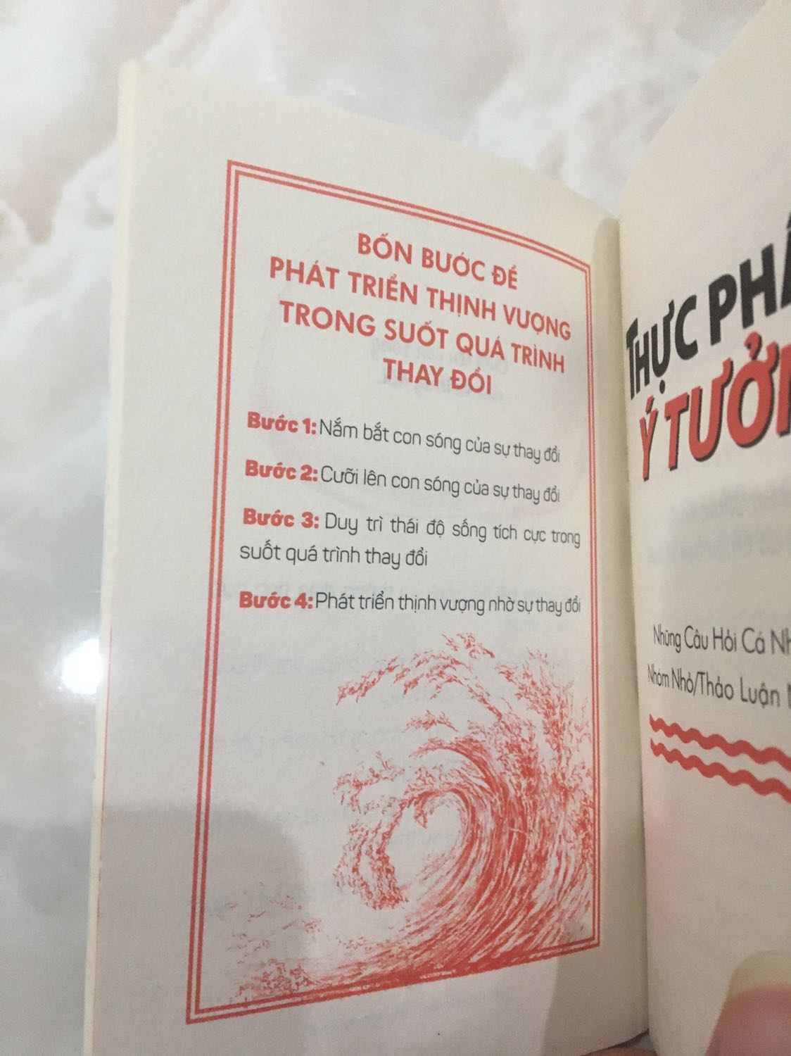 Câu chuyện về một chú cá vàng chỉ chờ được chủ cho ăn trong cái hồ bé nhỏ đột nhiên phải làm quen với biển cả rộng lớn, với những cơn sóng dữ dội và rồi được một con cá mập giảng dạy. Bỏ qua hết sự lười biếng, những lời chê bai của người khác, chú cá học đc cách thay đổi bản thân, và ngay sau đó mở một trường dạy học cho cá mập. “You can’t live a POSITIVE life with a NEGATIVE mind” - một trong những câu nói mình rất thích trong quyển sách này. 

ND của sách đơn giản chỉ là muốn khuyến khích bạn thay đổi bản thân, giúp ta thành công hơn, nd dung mà hiện tại cũng có rất nhiều sách viết về nhưng quyển sách cực kỳ nhỏ gọn, hình ảnh minh hoạ rất sinh động, truyền cảm hứng với những câu nói đáng suy ngẫm và đặc biệt có đưa ra những câu hỏi gợi ý để bạn thay đổi bản thân và chừa dòng ở cuối trang để ghi chú nx. 
Mình thấy sách rất phù hợp cho những bạn ngắn gọn đơn giản hoặc muốn kể cho con cái nghe. 

Dịch vụ giao hàng của Tiki thì khỏi phải bàn rồi.