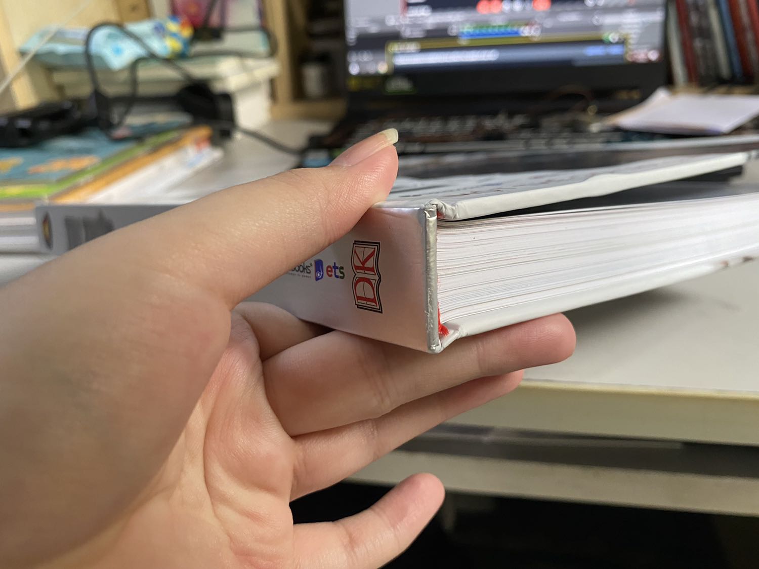 Giao hàng nhanh, đóng gói kĩ lắm luôn. Về sách thì khỏi bàn, sách in đẹp, nhiều kiến thức rất bổ ích luôn. Tuy dày nhưng mà gáy sách mình thấy khá là tốt luôn, chắc chắn, mình để sách nằm lên bàn hẳn luôn nhưng vẫn đọc được, không bị cong hay mất phần chữ nào hết. Rất đáng đồng tiền bát gạo ♥️