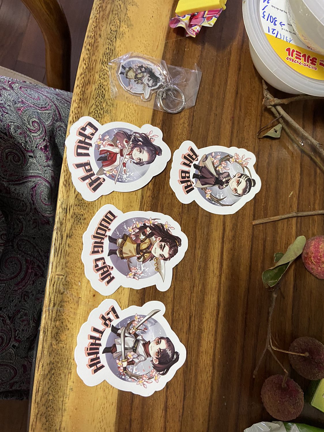 Nói chung là ổn nha mọi người. Cái móc khoá có làm cấn bookmark xíu nhưng ép plastic xong chắc cũng ổn