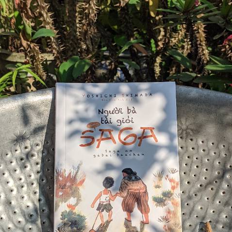 34 tuổi, đọc quyển sách này cảm giác nhớ lại tuổi thơ nghèo khó hồi xưa, sống lại quãng thời gian chơi đùa đủ các trò với đám hàng xóm, tới những bờ sông, suối, núi và khung cảnh thiên nhiên...kỉ niệm đẹp. Có vài chương đầu đọc thôi đã thấy xịt xùi, rơm rơm nước mắt...đâu đó thấy mình trong đó và nể phục tinh thần vượt khó của bà Osano trong thời kì nước Nhật sau chiến tranh, nghèo nhưng vui vẻ chứ ko phải nghèo ủ ê, vì đồng tiền mà làm việc xấu. Lòng tốt của các nhân vật khác được nhắc trong truyện cũng pha thêm màu sắc ấm áp, vui tươi, nhẹ nhàng. Đọc dần các chương cuối sách cảm nhận nỗi buồn khi phải xa người Bà đã nuôi dạy mình suốt 8 năm trời của tác giả, xa cái vùng Saga bao kỉ niệm gắn bó. 

Tổng kết: Một quyển sách dễ thương, nhẹ nhàng, ý nghĩa, đầy nhân văn, đủ cảm xúc hài hước, buồn lẫn lộn nhưng rất ĐẸP. Cám ơn tác giả và người Bà Osano vùng Saga.