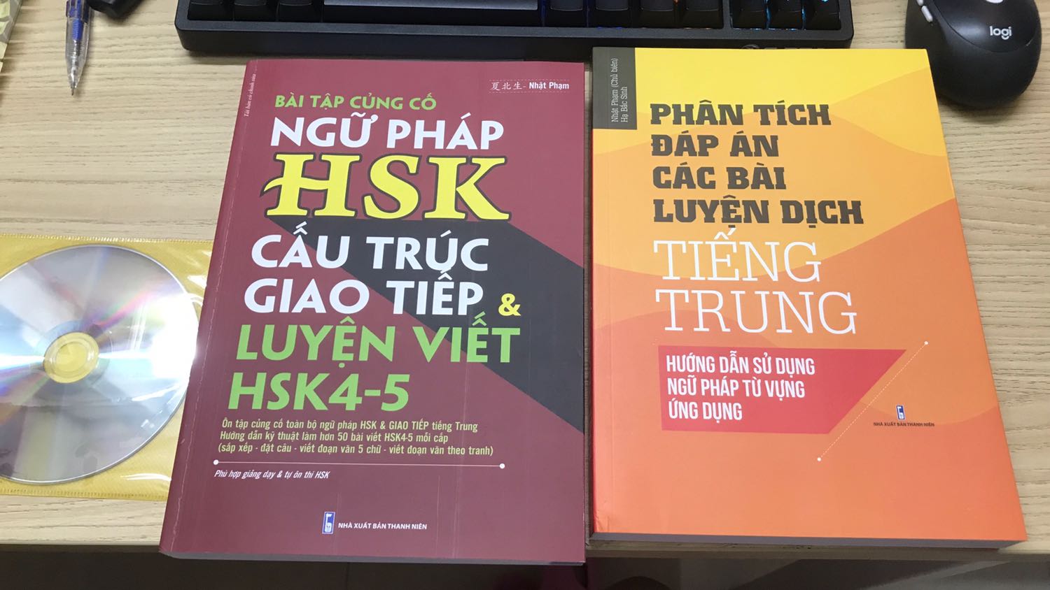 Sách bài tập rất nhiều, giải thích khá chi tiết, giao hàng nhanh. Nên mua để vượt qua môn ngữ pháp dịch trung cấp huhu