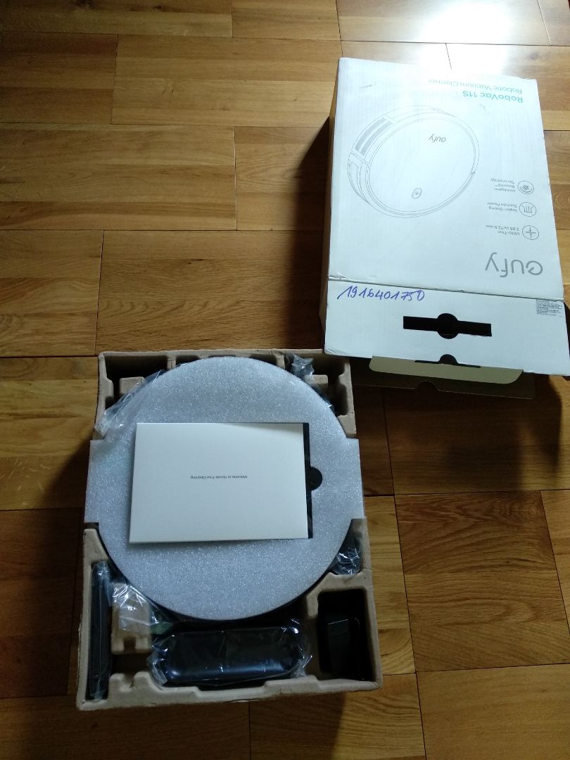 Ưu: Máy chạy êm, hút rất sạch, pin lâu hết, dễ dàng vệ sinh, tự né cầu thang, có thể leo lề dưới 2cm... Nhược điểm: Máy chạy theo lộ trình ngẫu nhiên (auto) nên thời gian hoạt động khá lâu, chổi quét lông mềm quá nhanh xuống cấp, dễ leo lên chân quạt đứng gây mắc kẹt (cái này không hẳn là nhược điểm). Kết luận: Nên mua