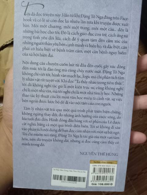shop giao hàng không có bọc chống sóc, sách bị bẩn và bìa sách bị móp méo. Không hài lòng